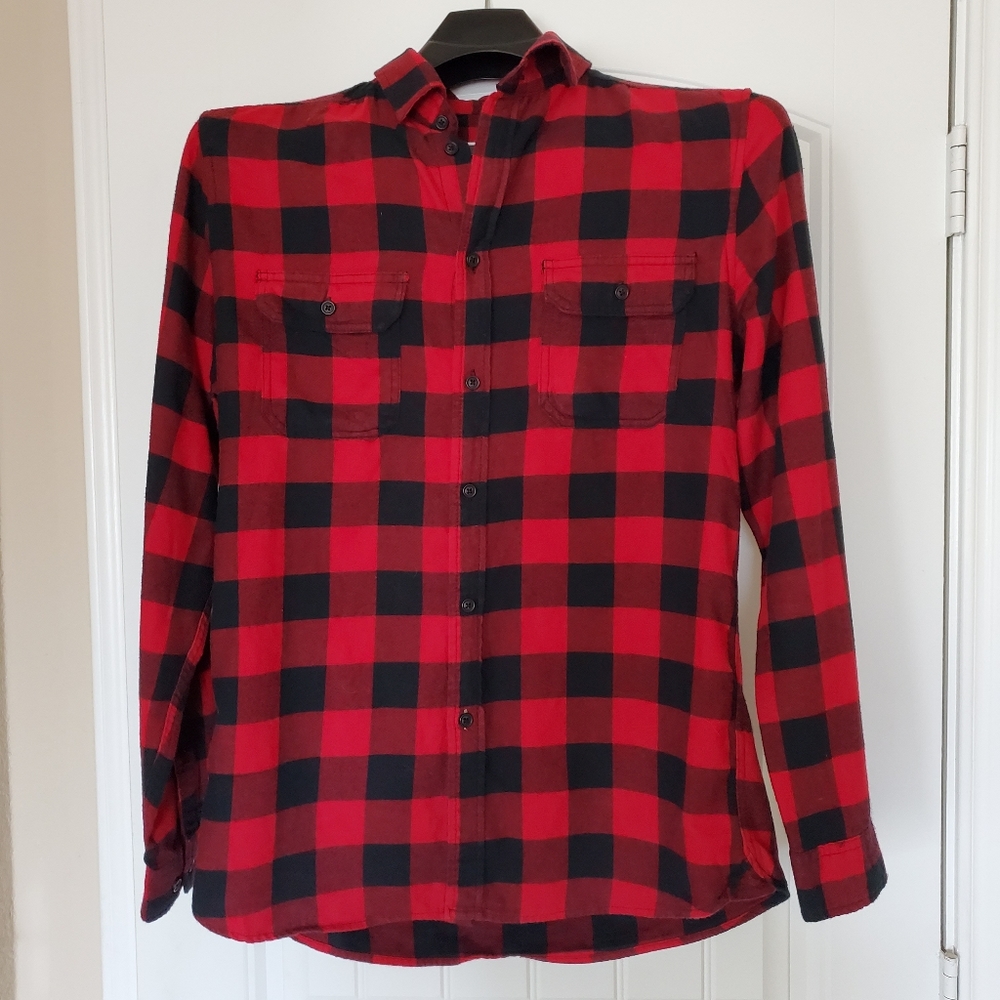 •Red & Black button down shirt •Long-sleeve flannel plaid shirt for me•Size Med